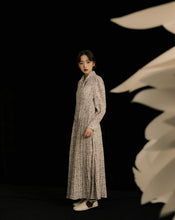 Load image into Gallery viewer, Vintage Floral Pleated Tie Long Dress