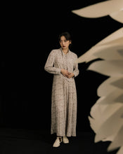 Load image into Gallery viewer, Vintage Floral Pleated Tie Long Dress
