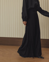 Load image into Gallery viewer, Puff Sleeves Two Ways Blouse
