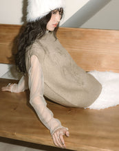 Load image into Gallery viewer, Knitted Vest With Floral Lines

