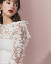 Load image into Gallery viewer, French style Blockbuster Three-Dimensional Lace Crop Blouse (W/Lining)
