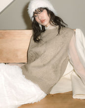Load image into Gallery viewer, Knitted Vest With Floral Lines
